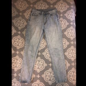 LIGHT WASH AMERICAN EAGLE MOM JEANS
